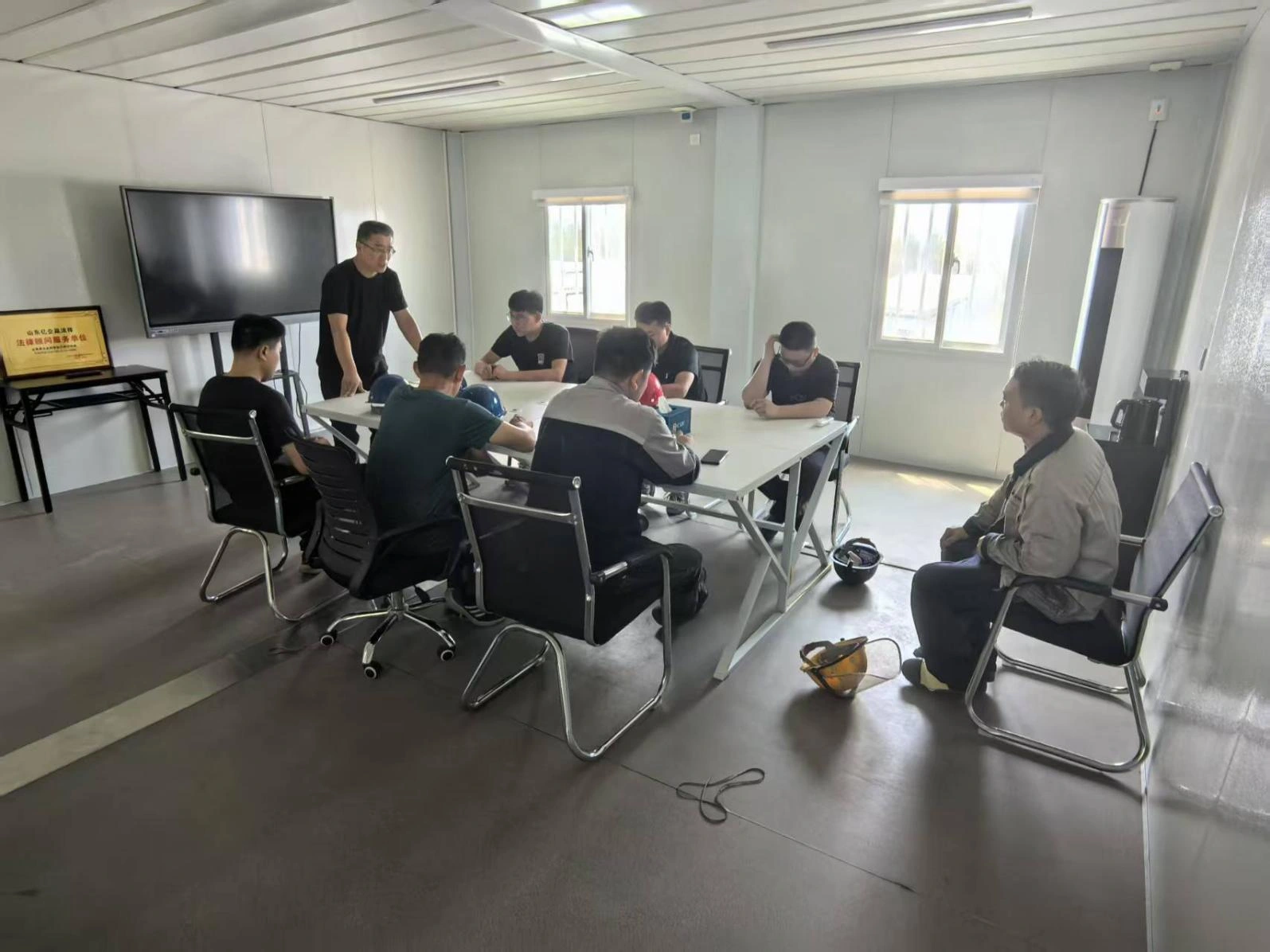 Nguatake dhasar safety ing papan kerja kanthi latihan keamanan khusus kanggo pimpinan tim